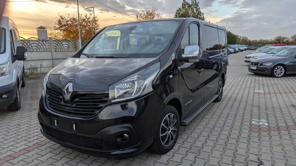 Renault Trafic persoane 8 locuri