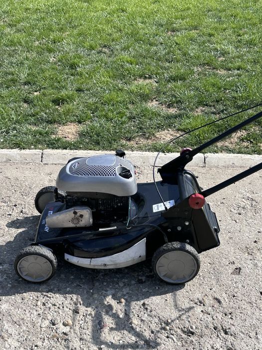 Coasa gazon cu tractiune impecabila