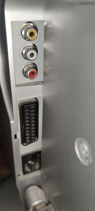 Монитор Mustek 19" с дистанционно и кабел захранване. с повреда..