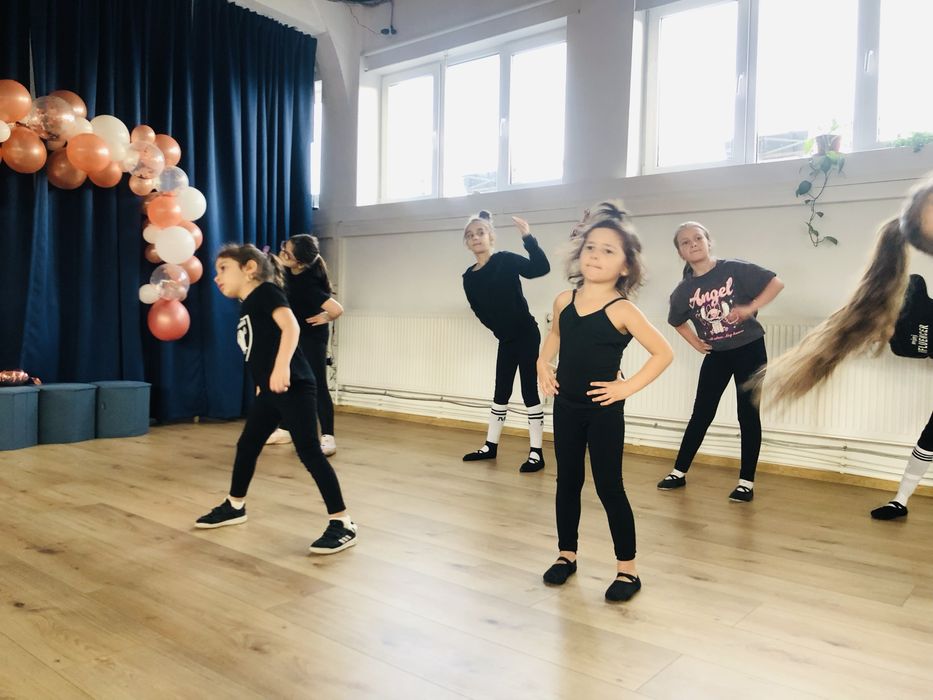 Inscrieri dans modern pentru copii cu varste cuprinse intre 4-16 ani.