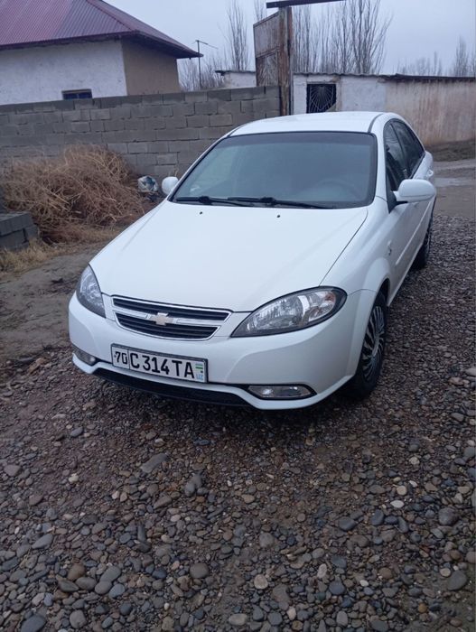 Lasetti 1.8 sotiladi