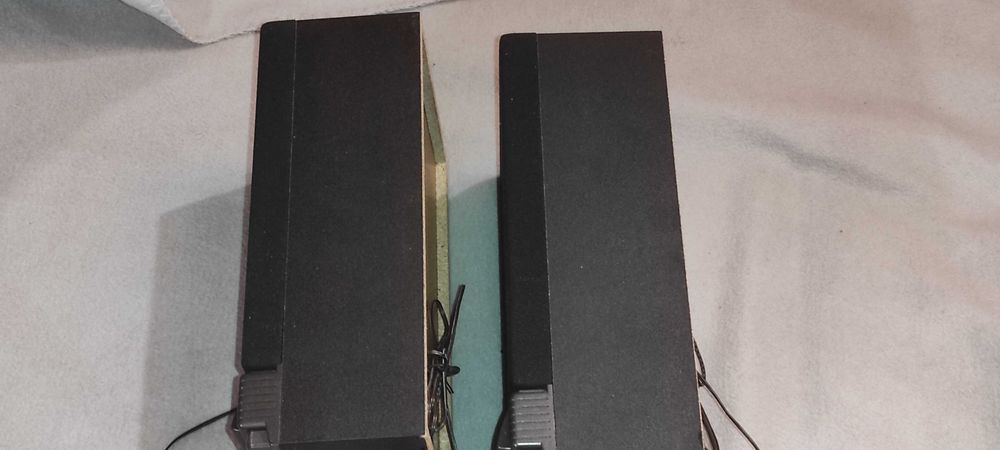 2 BOXE AUDIO - UNIVERSUM 4 Ohm. - inaltime - 30 cm  latime - 18 cm  adincime - 11 cm impecabile  pret 100 ron