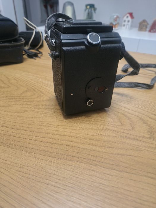 Cameră foto reflexă cu lentilă dublă (TLR) Lubitel 166 Universal.