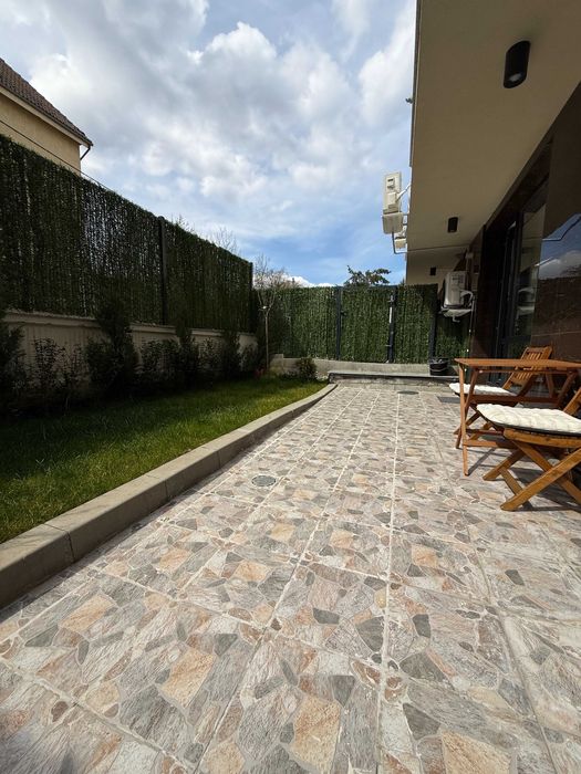 Дава се под наем обзаведен двустаен апартамент със собствен двор