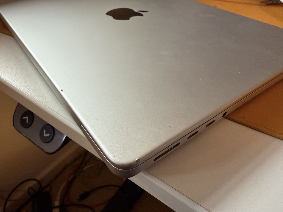 Macbook pro 2023 m2 pro 10 cores 16 Gb 512