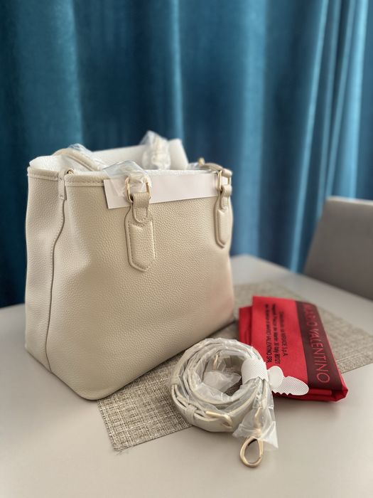 Geanta Valentino noua perfecta pentru a o purta cu rochie de vara