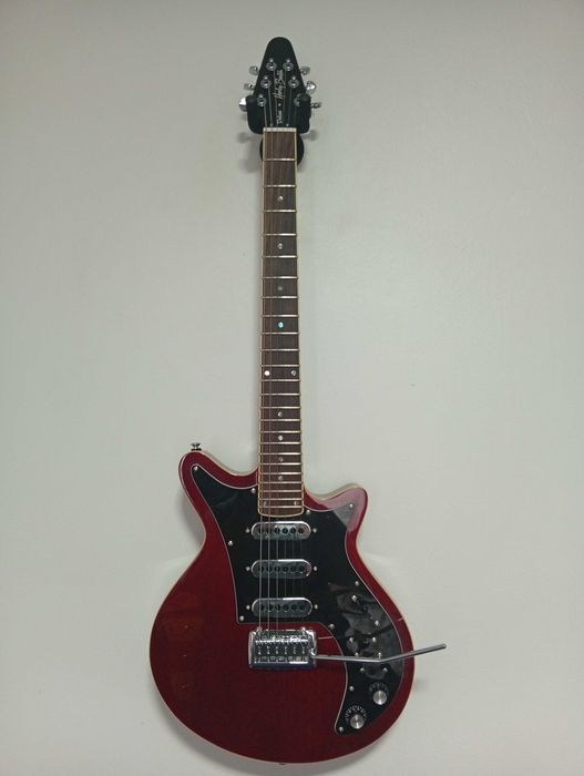 Vand chitara Harley Benton BM 75 deluxe  că noua(folosita ocazional 2 luni)