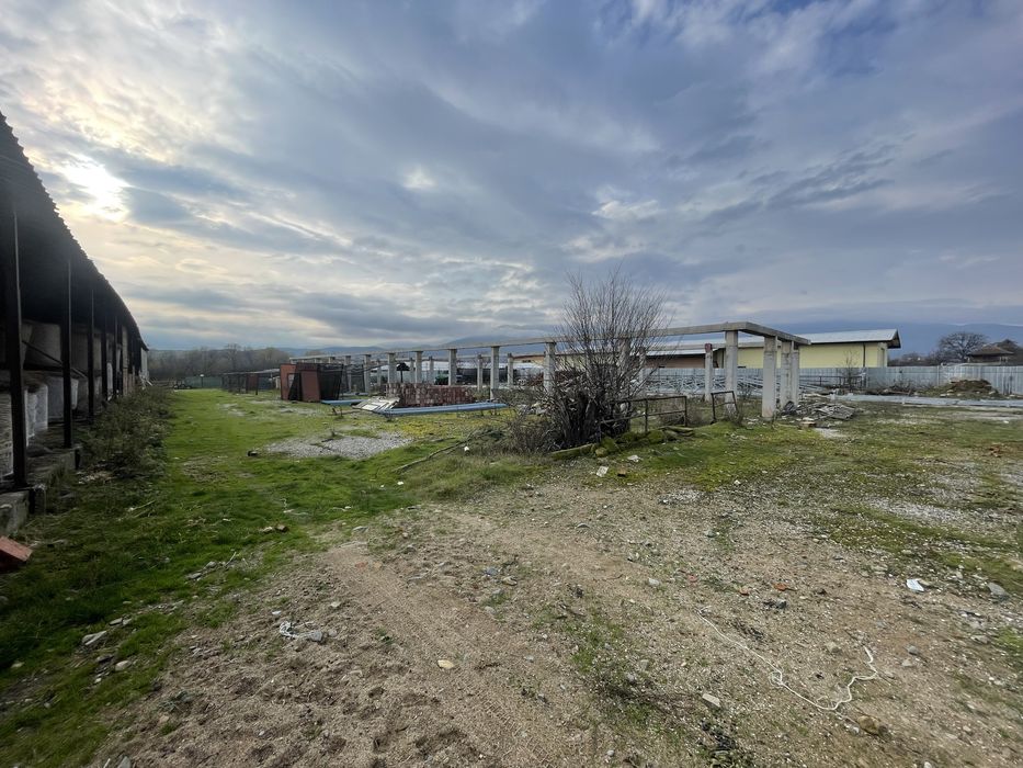 Продавам не довършена складова база