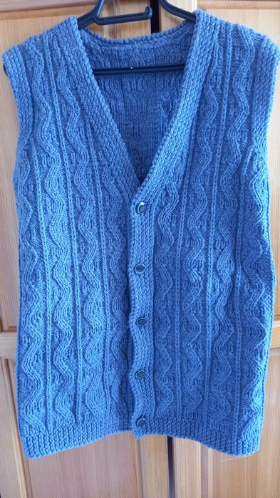 Плетени вълнени елеци.