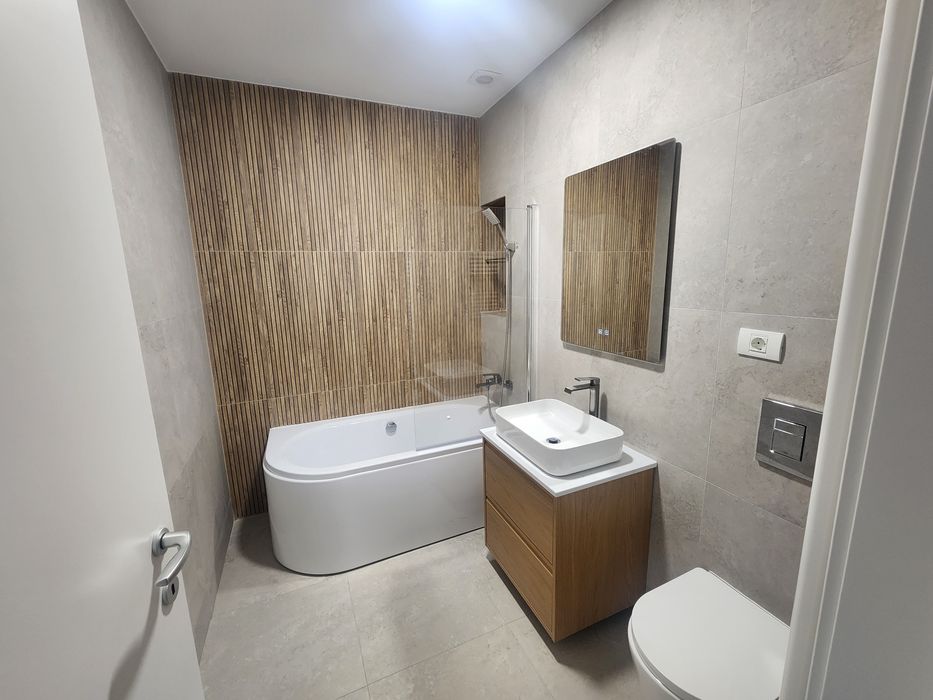Apartament 3 camere Damaroaia 95 mp + 145 mp curte , 2 bai , totul nou , incalzire in pardosela , bloc 2026