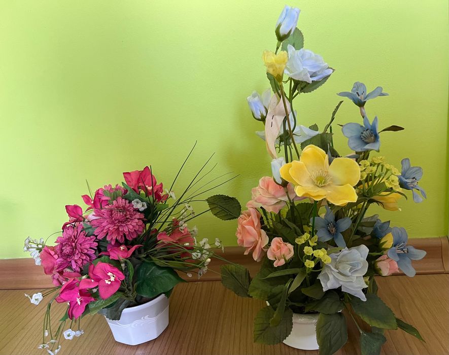 Саксии и вазички с изкуствени цветя лот за 35 лв.