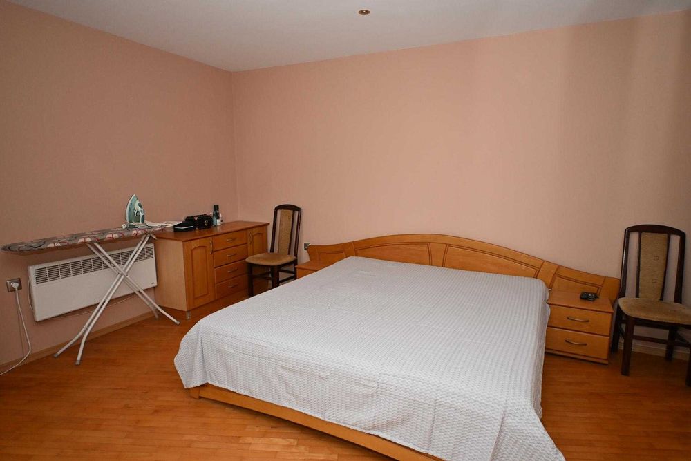 Четиристаен апартамент в гр. Перник център - с ремонт и обзавеждане