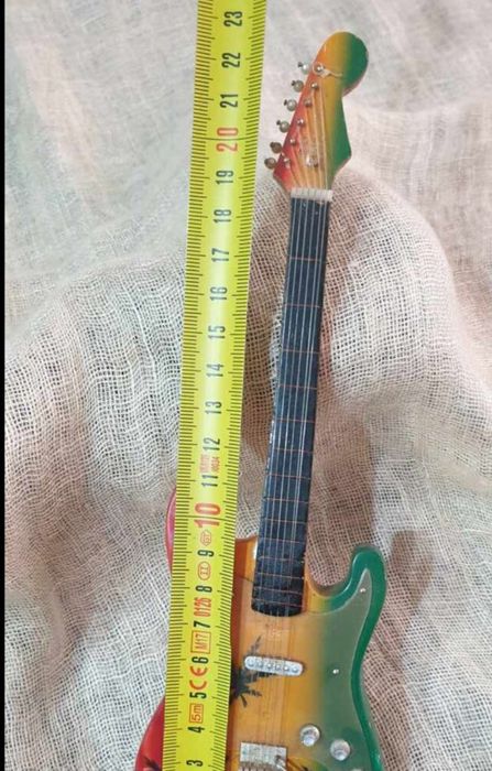 Малка сувенирна китарка