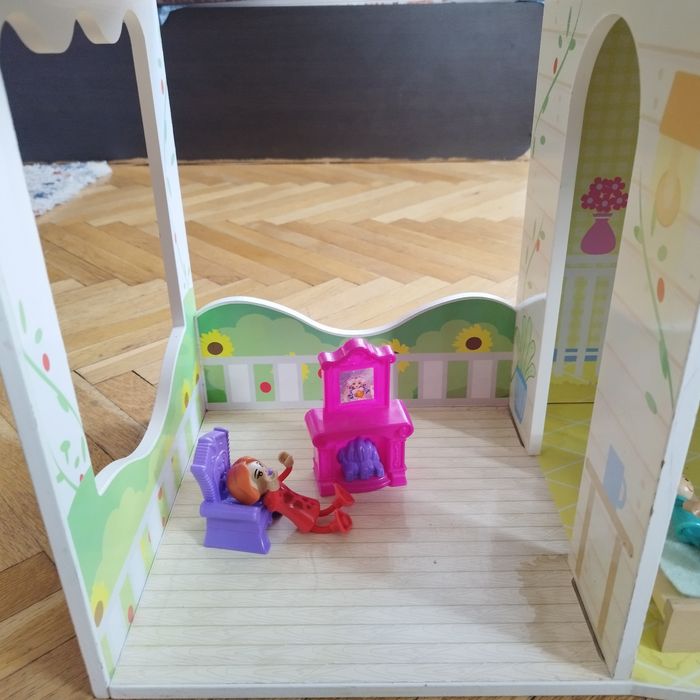 Къща за кукли с обзавеждане и семейство кукли