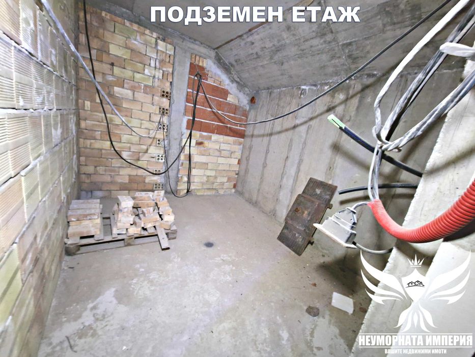 Продавам три етажна къща с 402РЗП, гараж и двор 460кв.м. в гр.Асеновград, кв.Изток на местност Шкилово