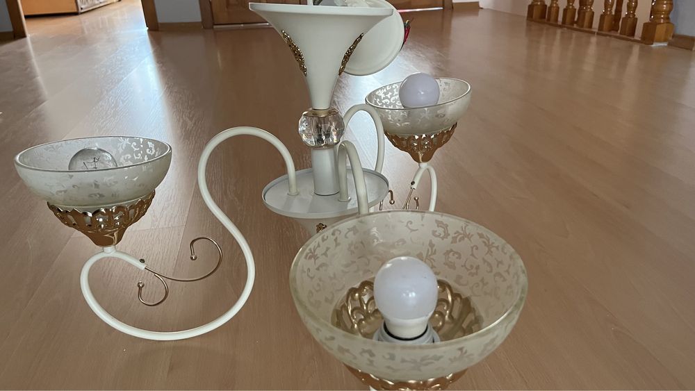 Продам люстру