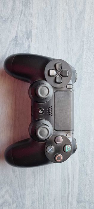 Consola PS4 Slim 500GB + 4 Jocuri (GoW Ragnarok, TLoU, GoW3, JC3) + Lampă/Ceas PlayStation