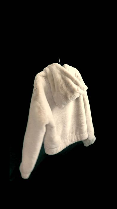 Пухкав светло кафяво-бежов суичър с шипчета XL unisex crop