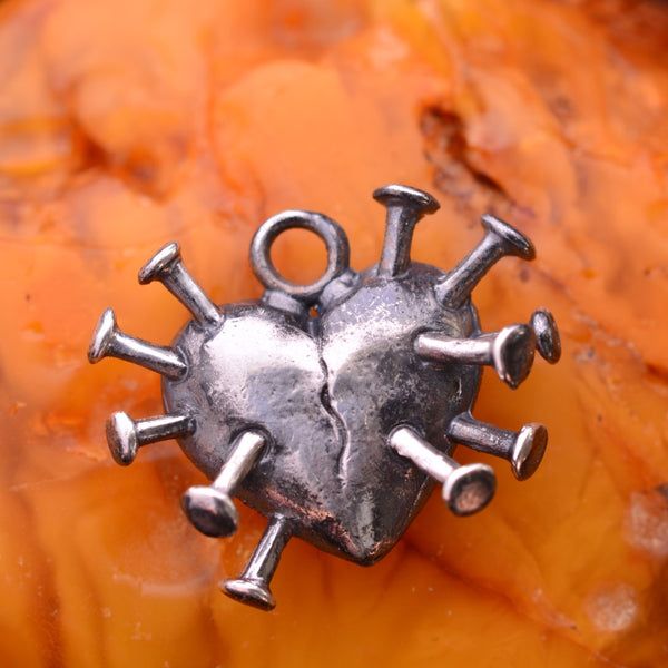 Сребърен медальон 925 Сърце с пирони–символ на болка и преживяна любов