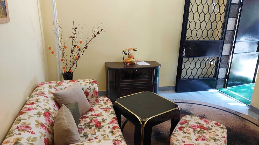 Под НАЕМ, КЪЩА, Идеален Център