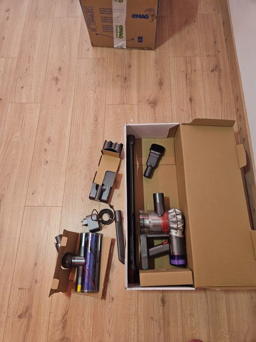 Aspirator Vertical Fără Fir Dyson V8 Advanced, 130AW, 425W – Gri-Argintiu