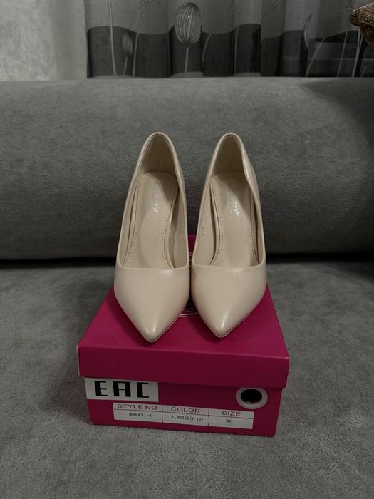 Новые туфли (бежевого цвета)