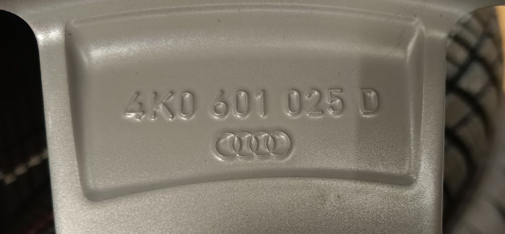 Оригинални нови джанти с гуми зимни 18 цола Audi A6 дот 2023г