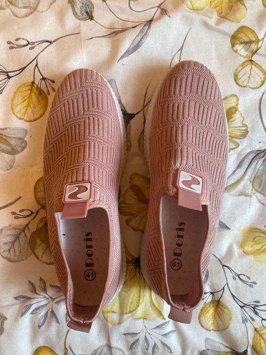 Обувки в цвят пепел от рози