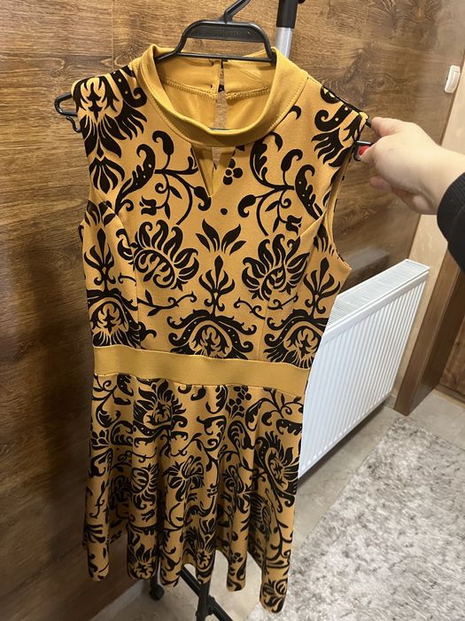 Рокля Оранжева с черни мотиви