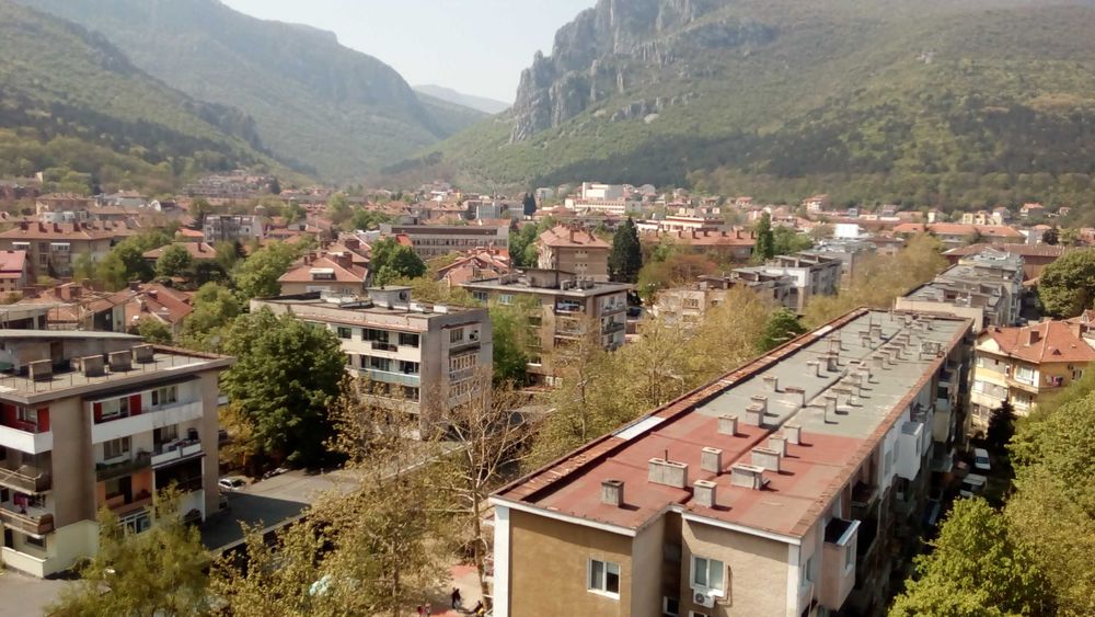 Дава се под наем Едностаен апартамент в Враца, Център - 36 кв.м за 239.7 € - Снимка #1