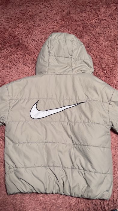 Оригинално зимно яке на Nike с качулка.