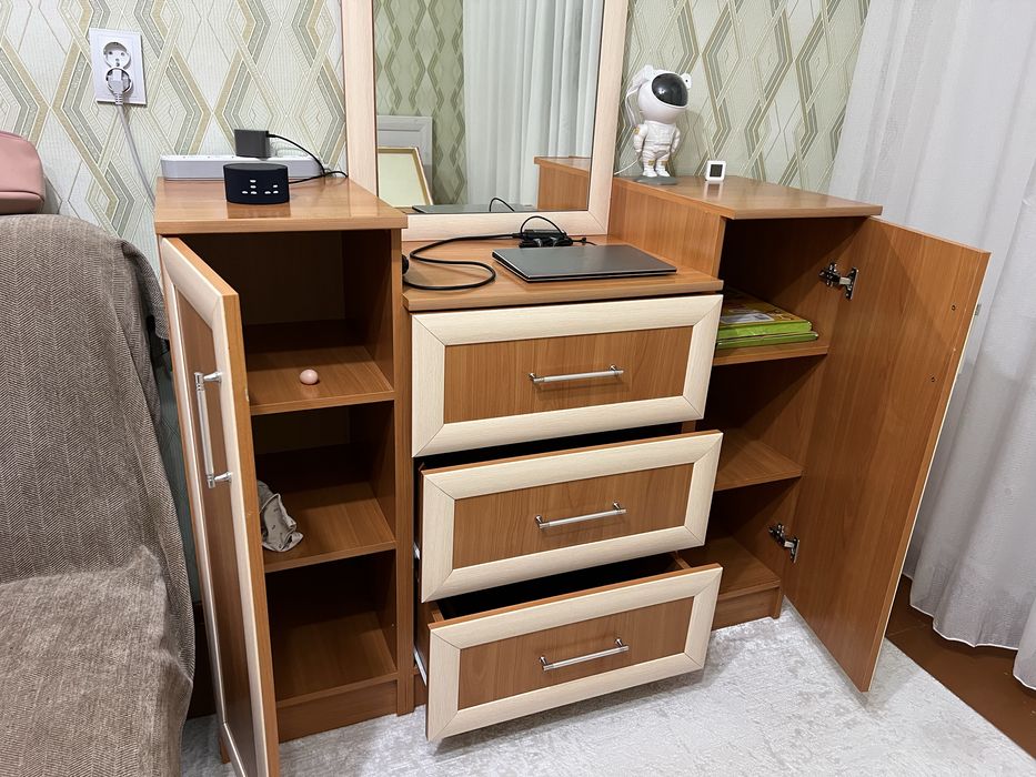 Продам комод с зеркалом.