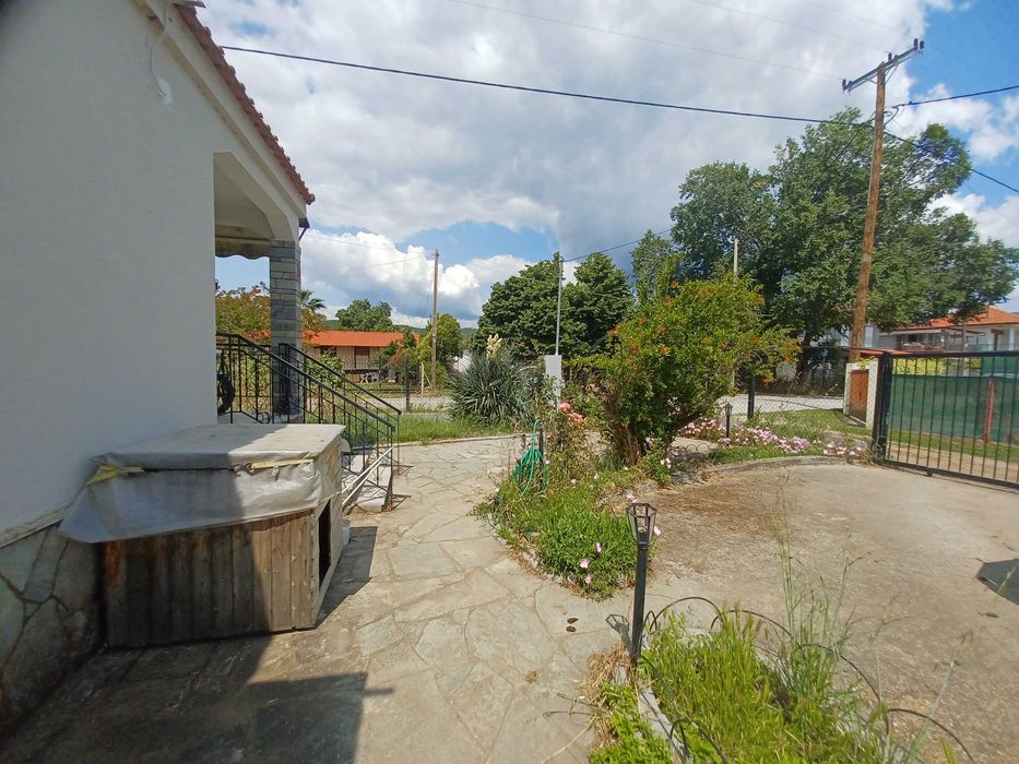 Продава с площ 85 м2 и двор 508 м2 в Паралия Врасна, Гърция