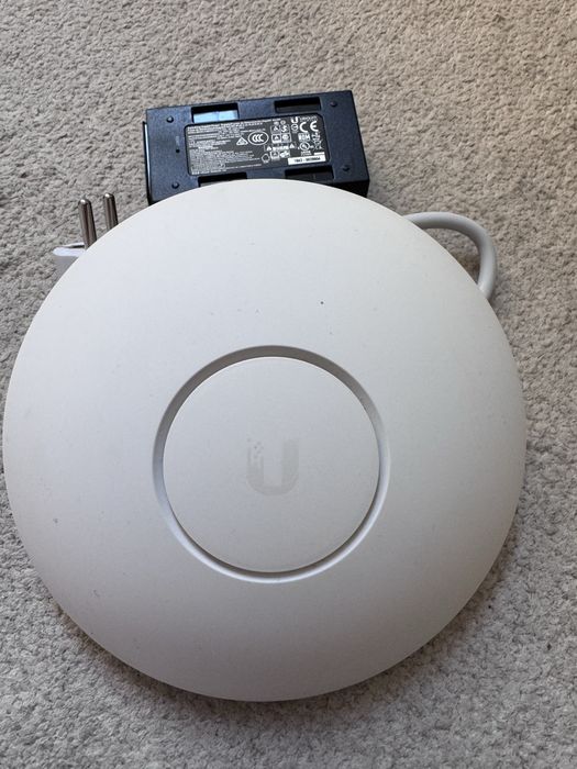 Vând urgent acces point Wi-Fi, Dual band,  Unifi AP AC LR, cu adaptor alimentare PoE