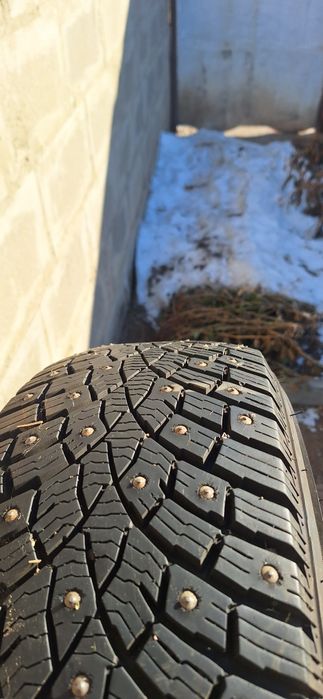 Продам 2 шины зимние шипованные