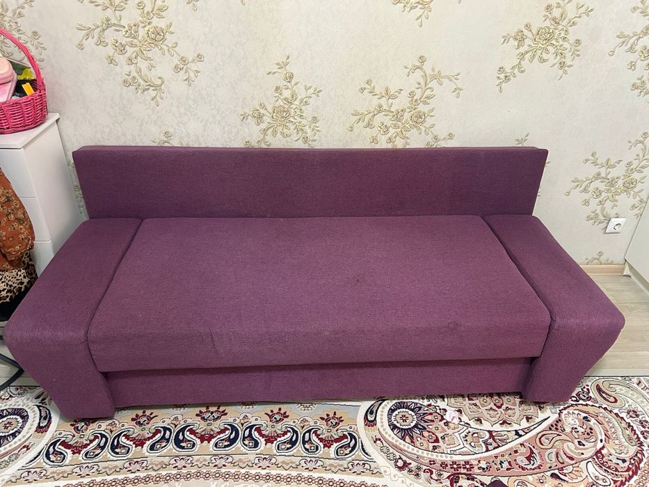 Диван, шкаф, кілем, унитаз, люстра сатылады