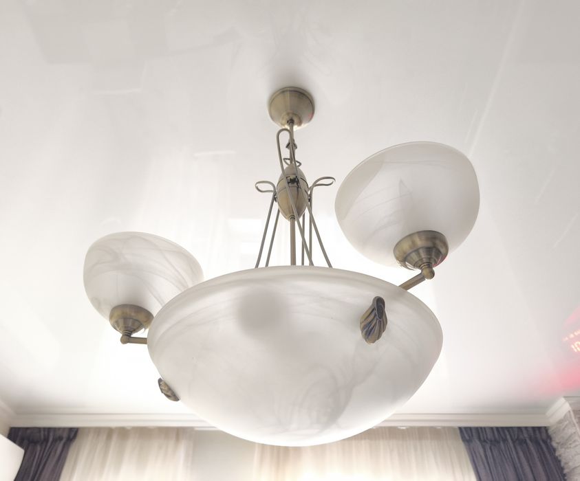 Добротная люстра с 6 патронами.
