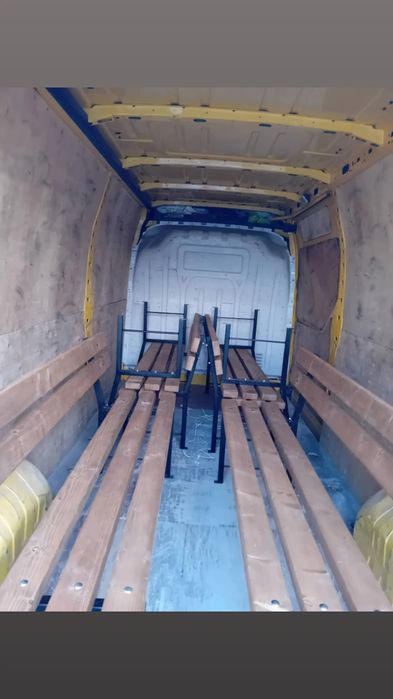 Пейка със метални крачета