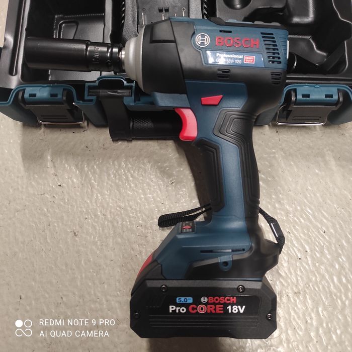 Pistol de impact BOSCH cu 2 acumulatori