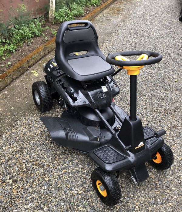 Tractoraș de tuns iarba Briggs Stratton