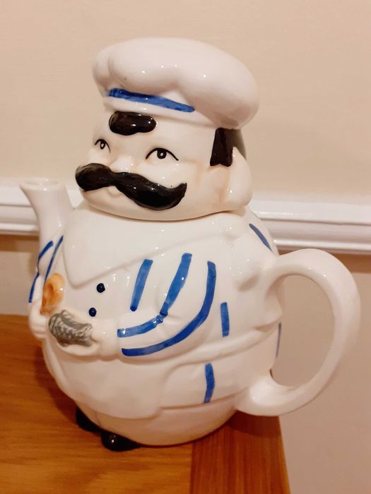 2 порцеланови чайника -  "Готвач" и "Цветарски магазин"