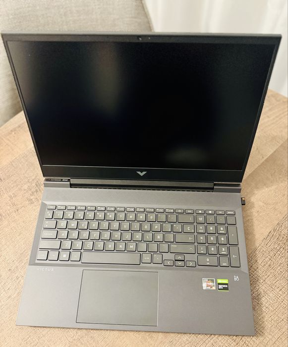Laptop gaming HP Victus 16, ca nou