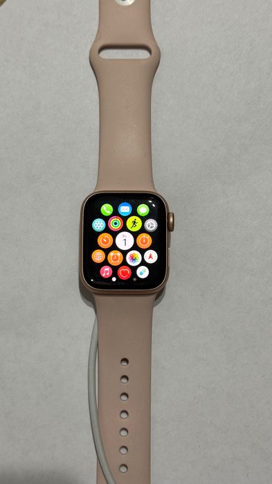 Продам Apple Watch SE 40mm розовое золото