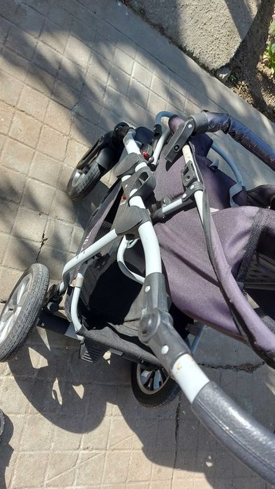 Лека и удобна бебешка количка – здрава, с кош за багаж