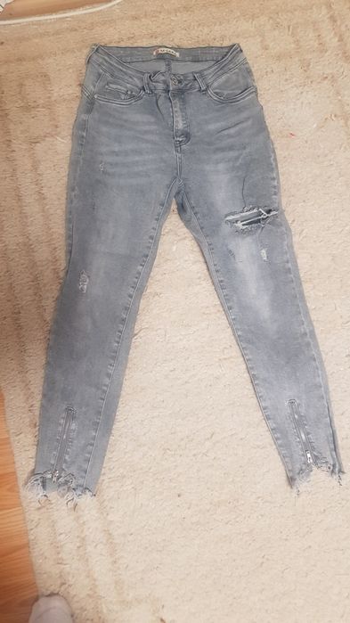 Дамски дънки отговарят на размер С и М