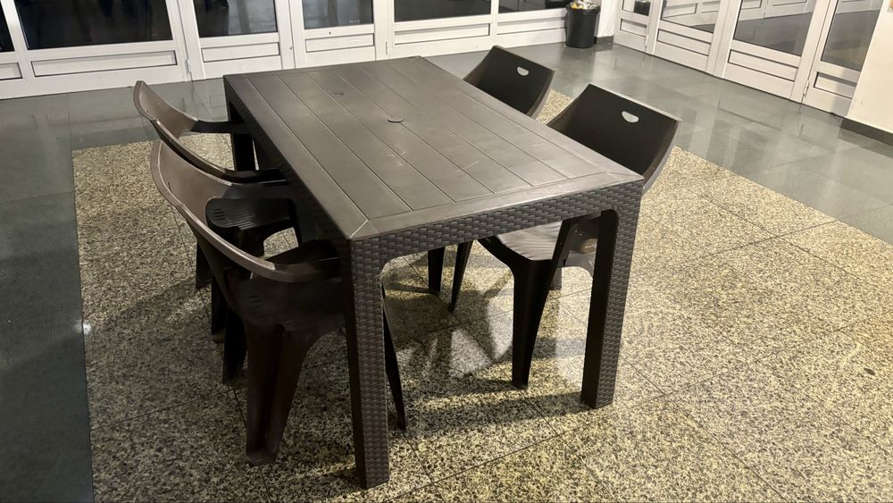 Градински комплект маса + 4 стола – 40 €
