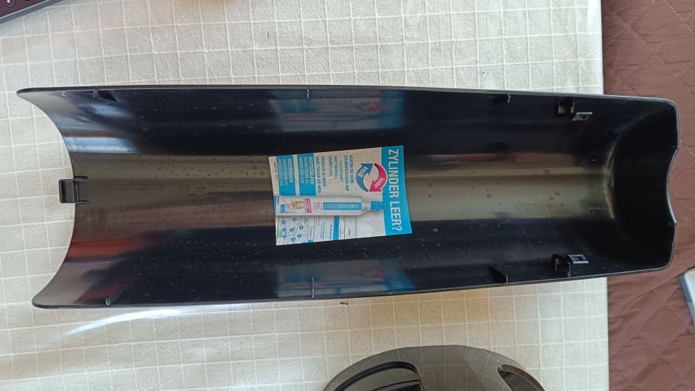 Продавам машина за газиране Soda Stream с почти пълна газова бутилка