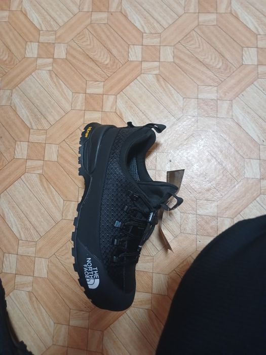 Продам новые кросовки