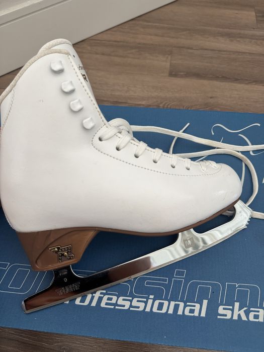 Продам коньки для фигурного катания!