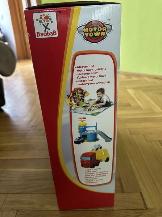 Гараж за коли с включена количка.